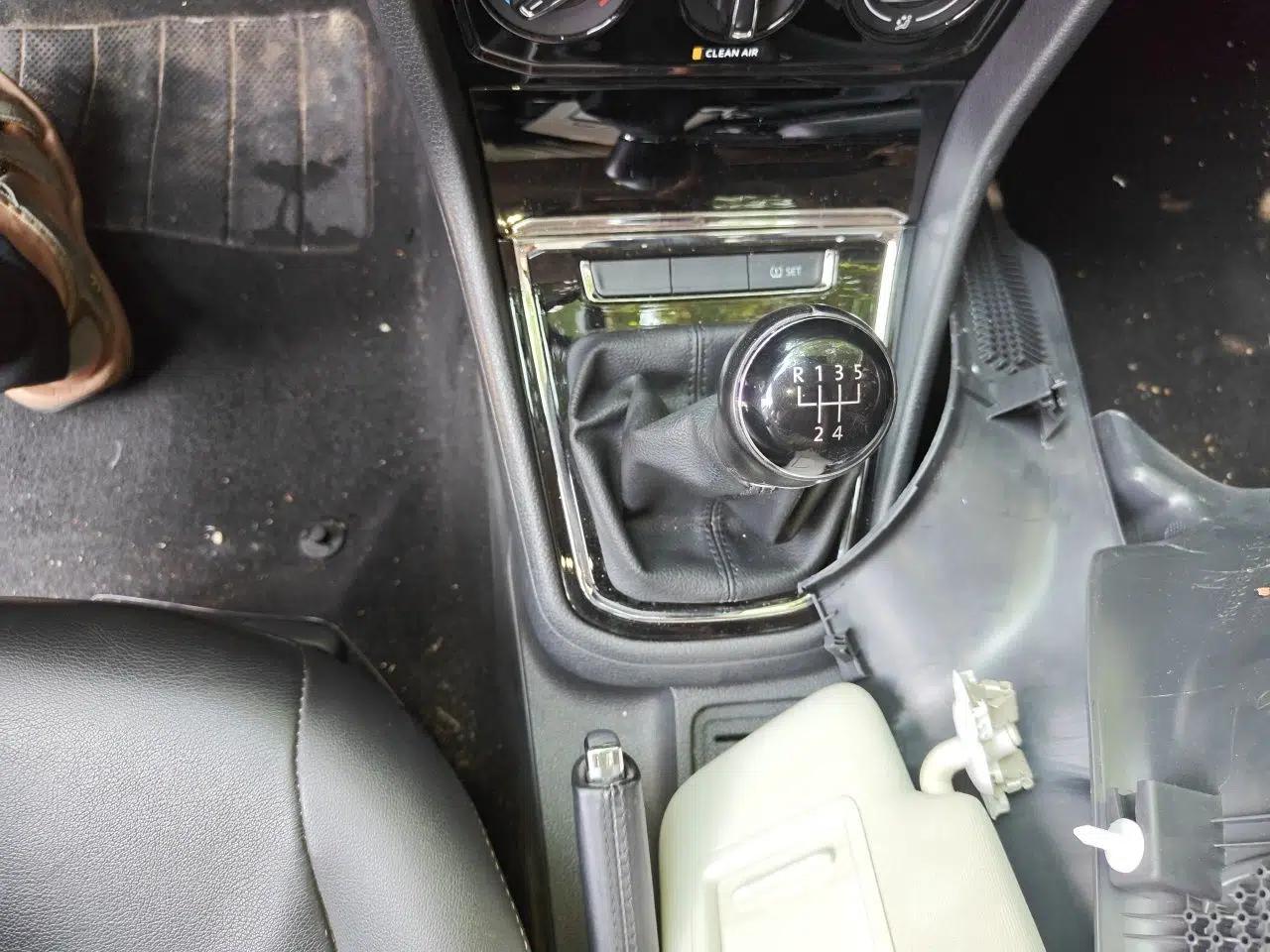 Volkswagen Bora 2017 1.6L Manual Comfort Model — миниатюра 14