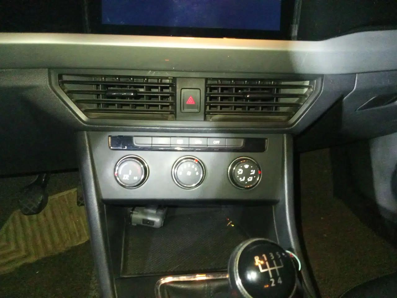 Volkswagen Bora 2019 1.5L Manual Fashion Edition — миниатюра 13