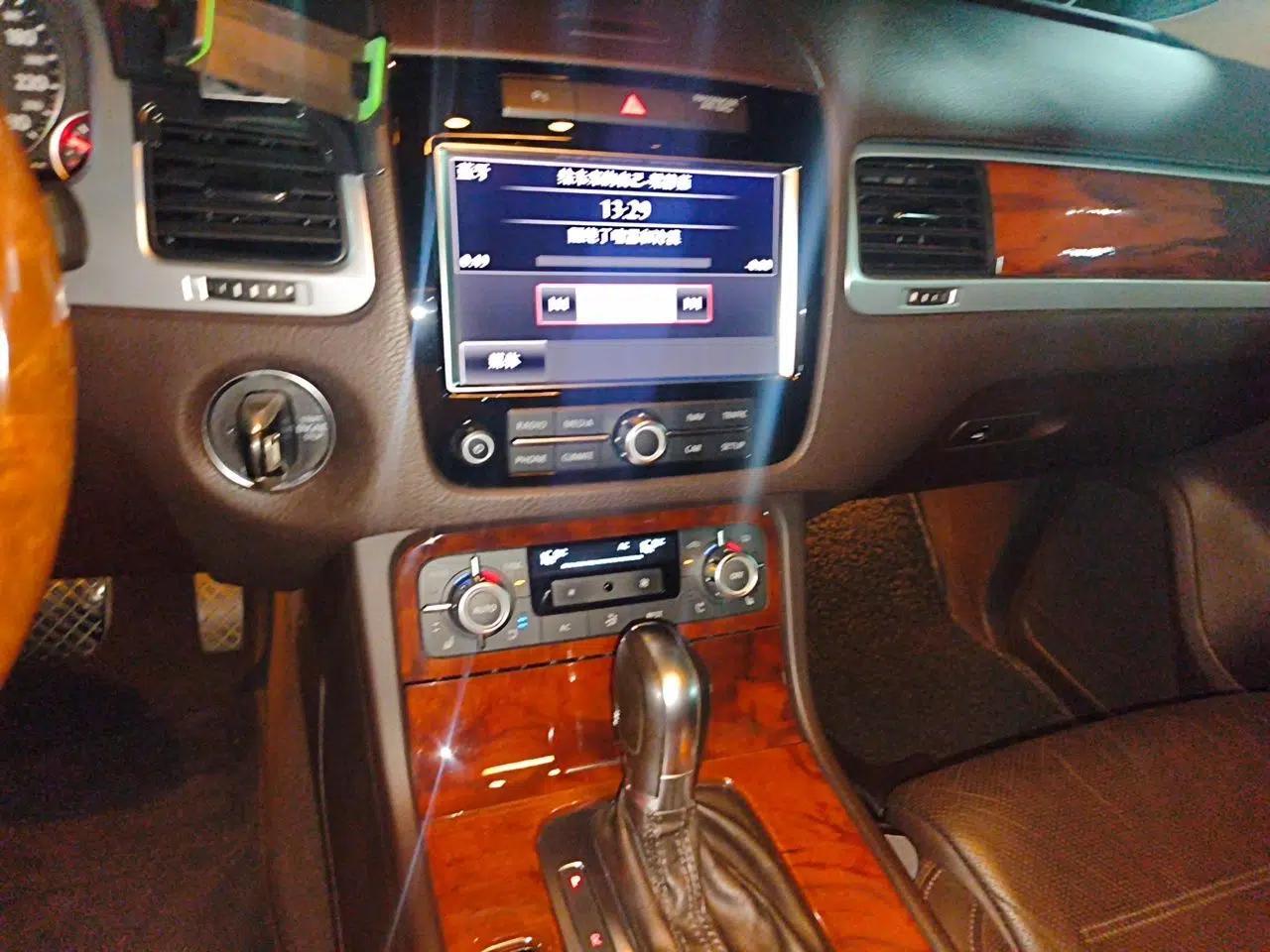 Volkswagen Touareg 2011 3.0 TSI Comfort Version — миниатюра 13