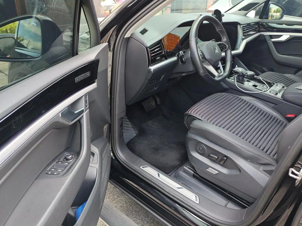 Volkswagen Touareg 2023 3.0 TSI Luxury Edition Obsidian Black Sport Package — миниатюра 16