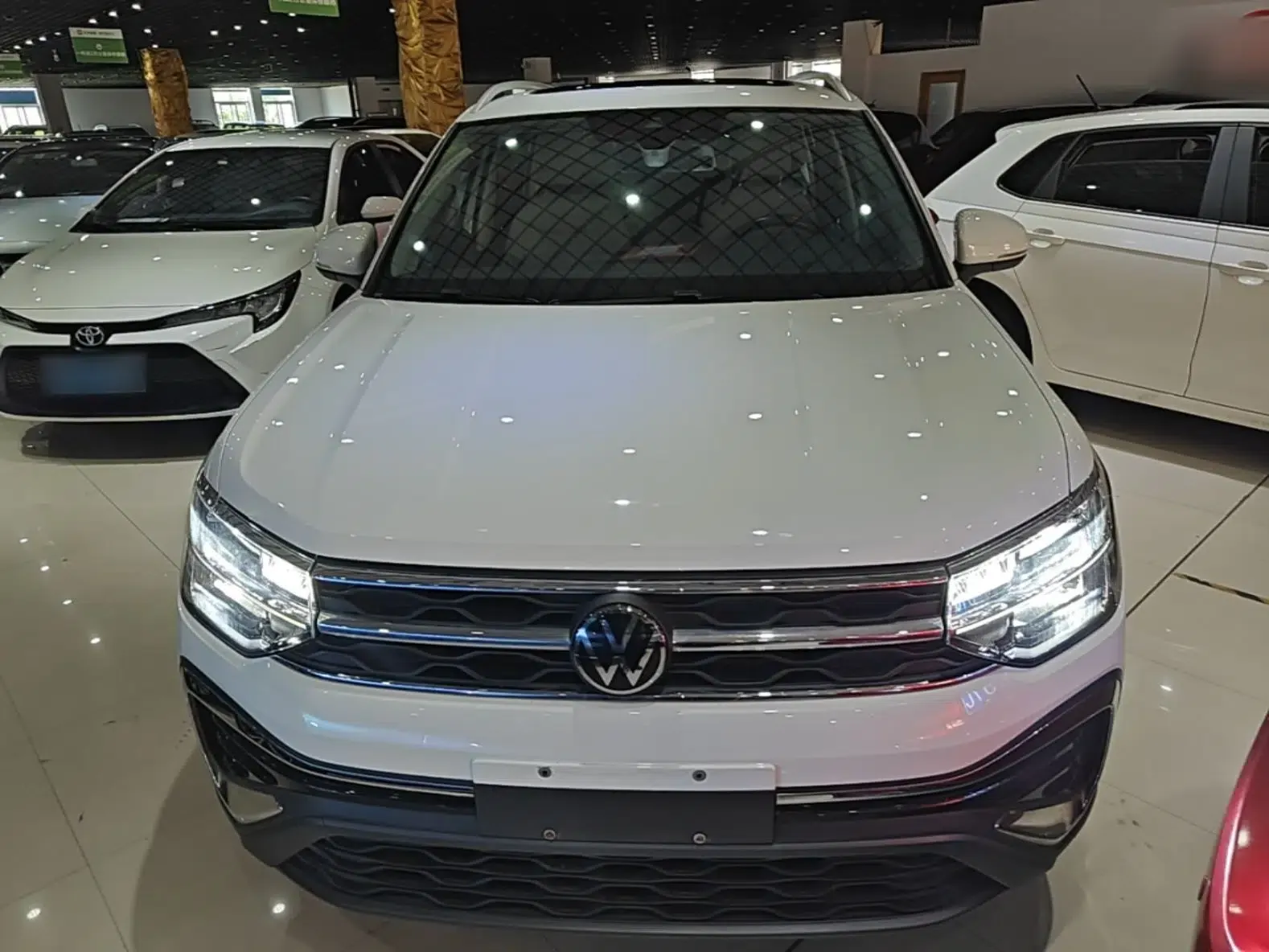 Volkswagen Tharu 2023 300TSI Two-Wheel-Drive Moonlight Edition — миниатюра 2