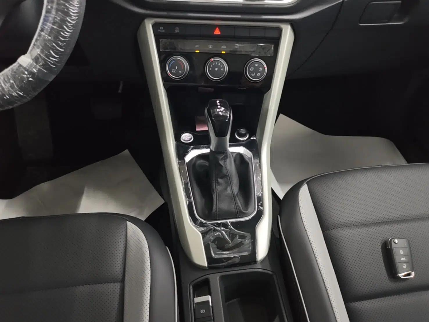 Volkswagen T-ROC 2026 Model 280TSI DSG Two-Wheel Drive Shiguang Edition — миниатюра 16