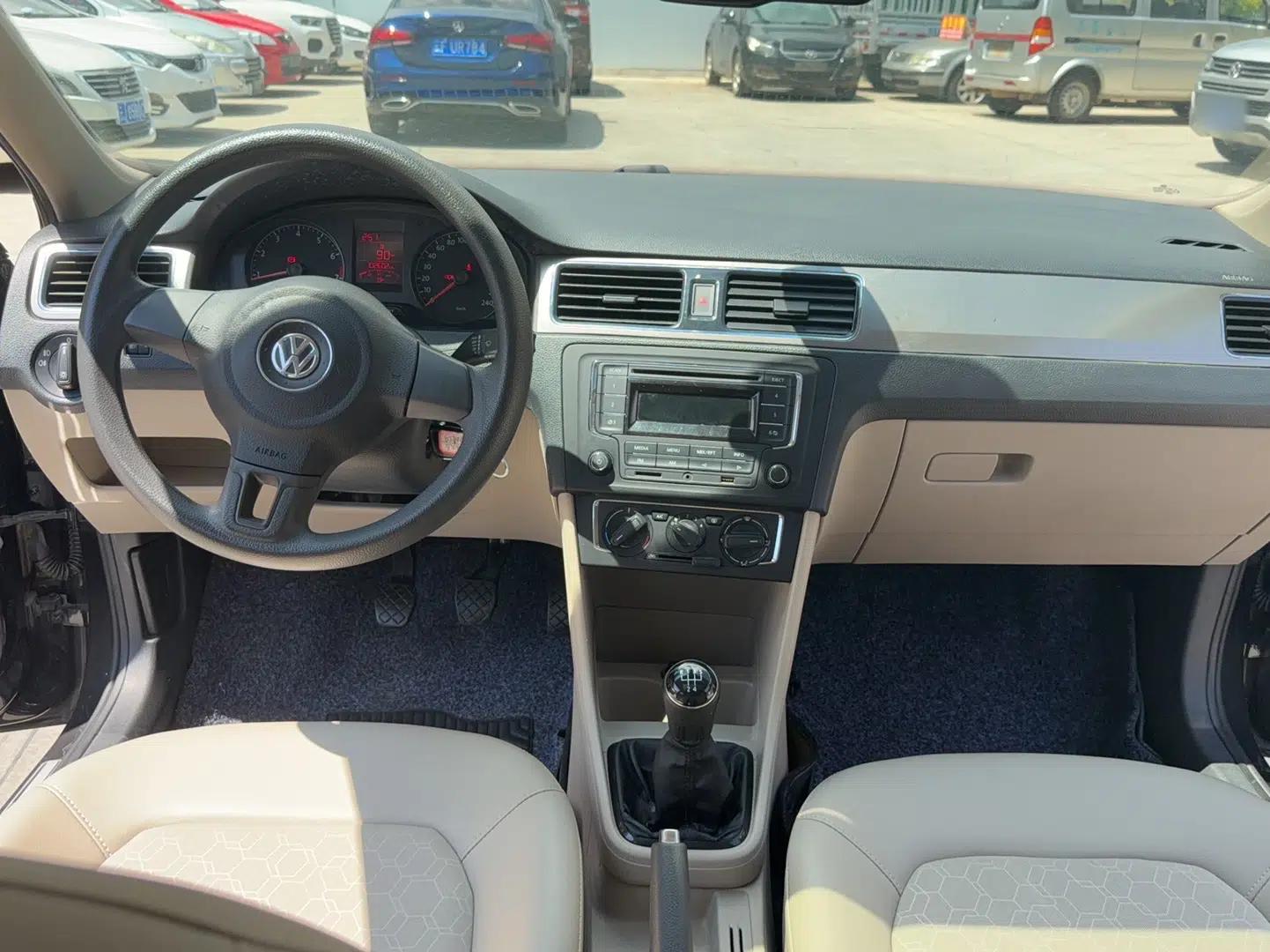 Volkswagen Santana 2015 1.6L Manual Comfort Edition — миниатюра 8
