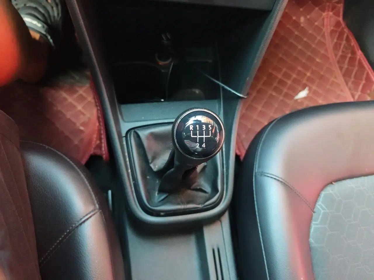 Volkswagen Santana 2013 1.6L Manual Comfort Edition — миниатюра 14