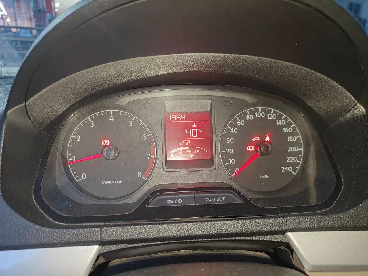 Volkswagen Jetta 2015 1.6L Manual Comfort Model — миниатюра 11