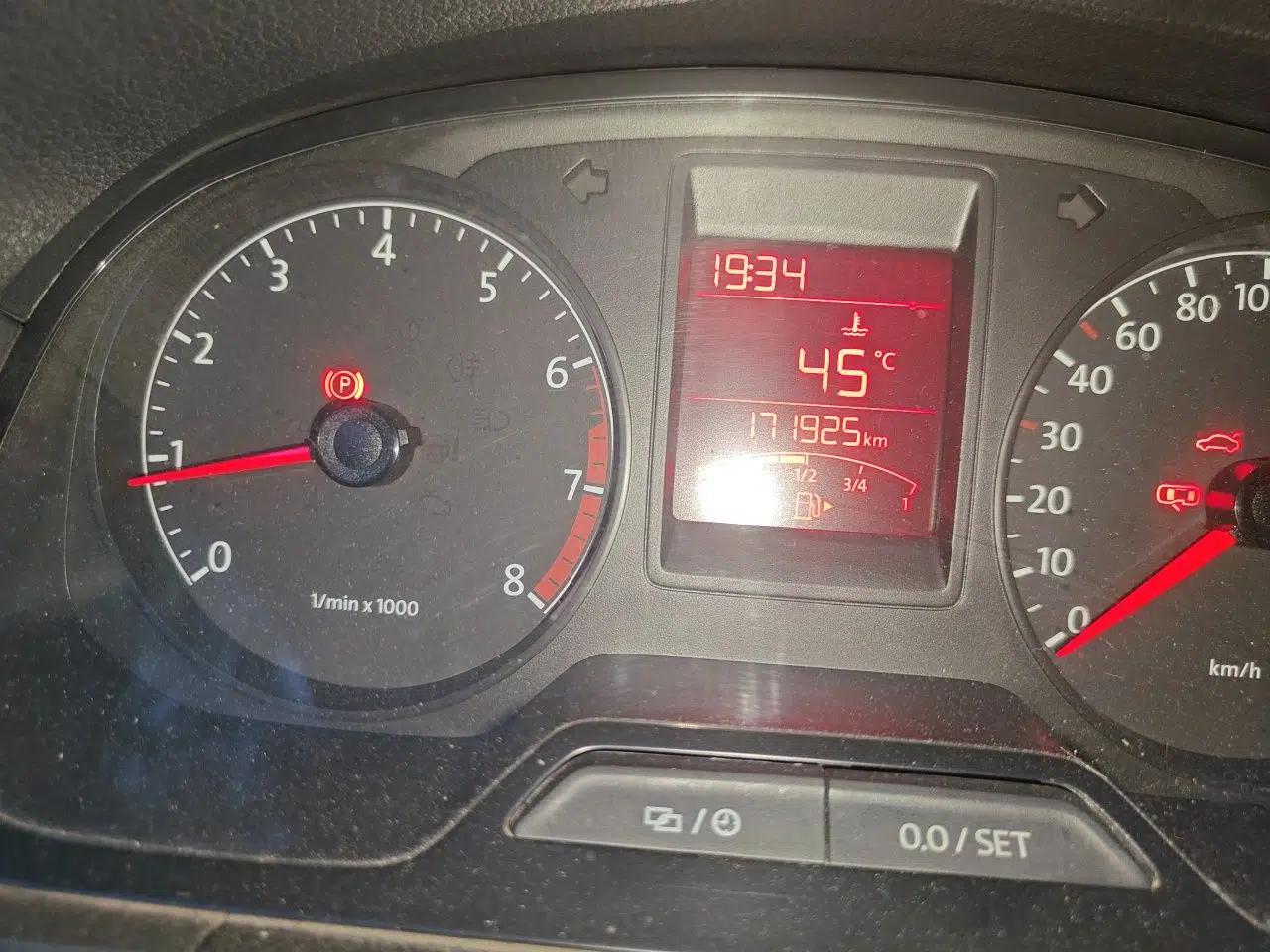 Volkswagen Jetta 2015 1.6L Manual Comfort Model — миниатюра 12