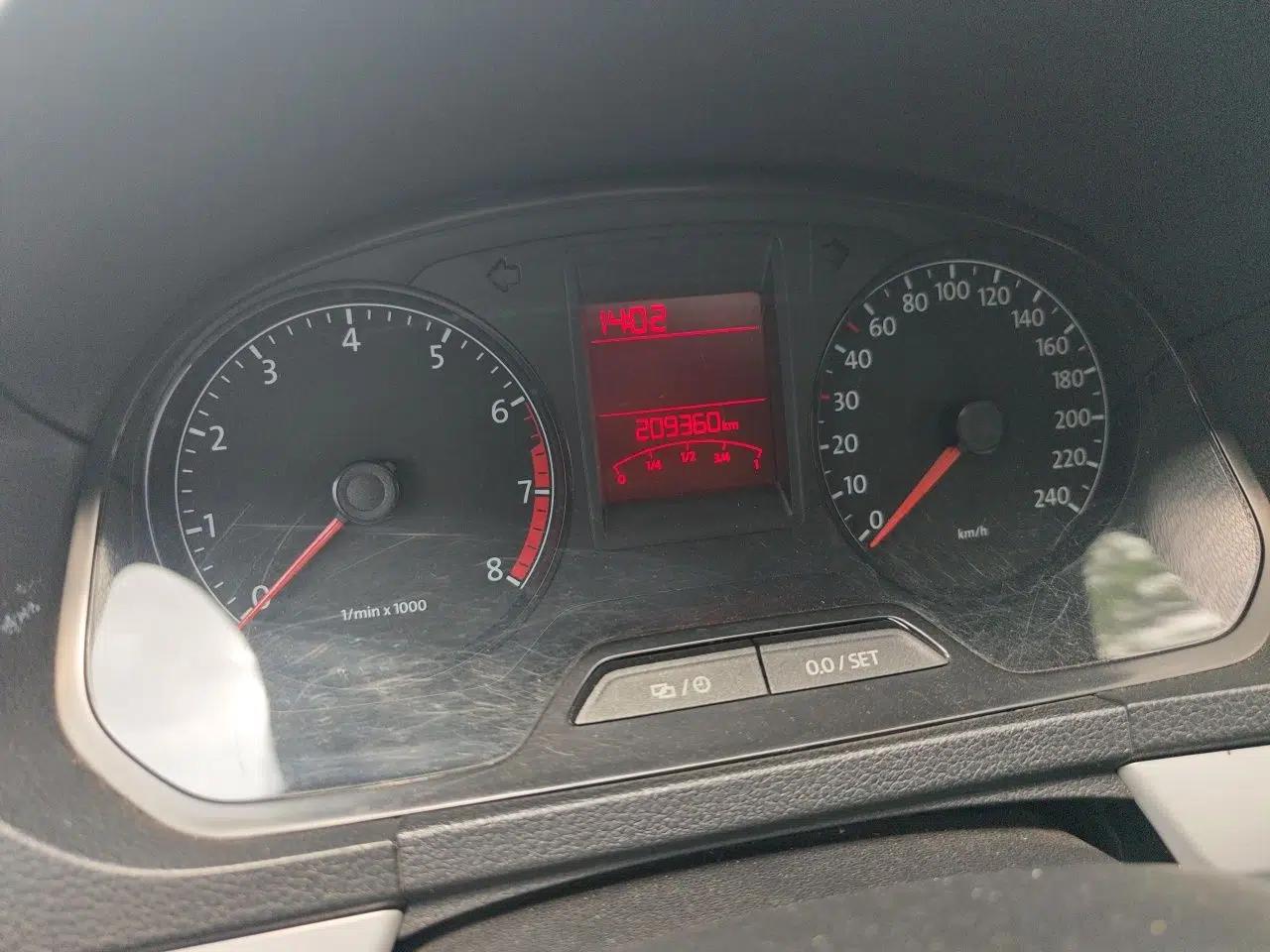 Volkswagen Jetta 2015 1.6L Manual Comfort Model — миниатюра 12