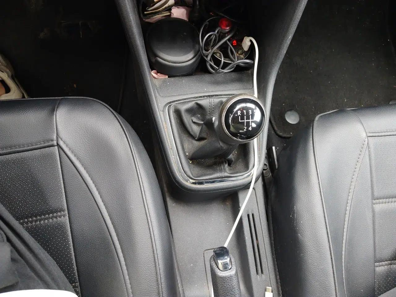 Volkswagen Jetta 2015 1.6L Manual Comfort Model — миниатюра 11