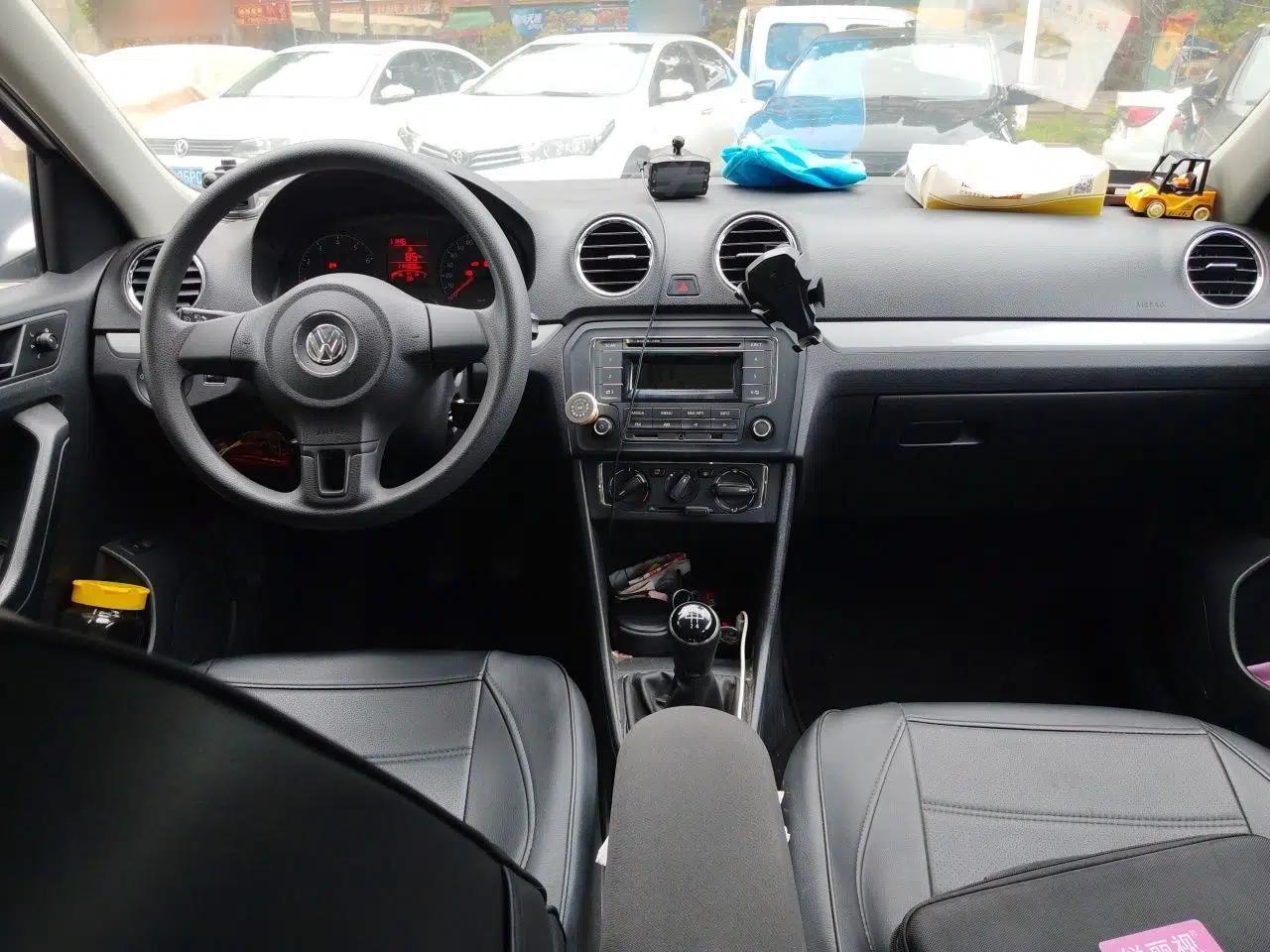 Volkswagen Jetta 2015 1.6L Manual Comfort Model — миниатюра 6