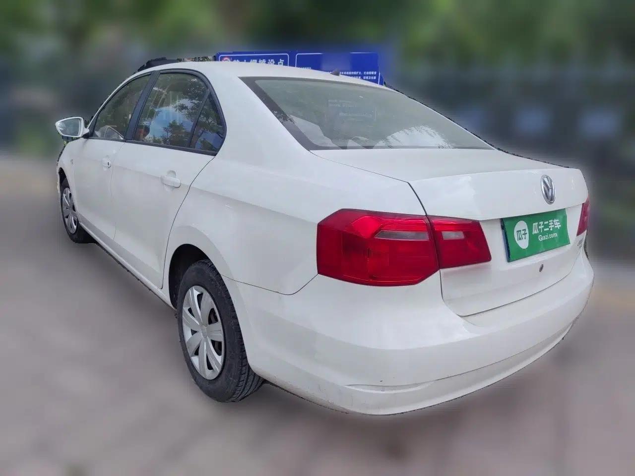 Volkswagen Jetta 2015 Value Edition 1.6L Manual Fashionable Style — миниатюра 4