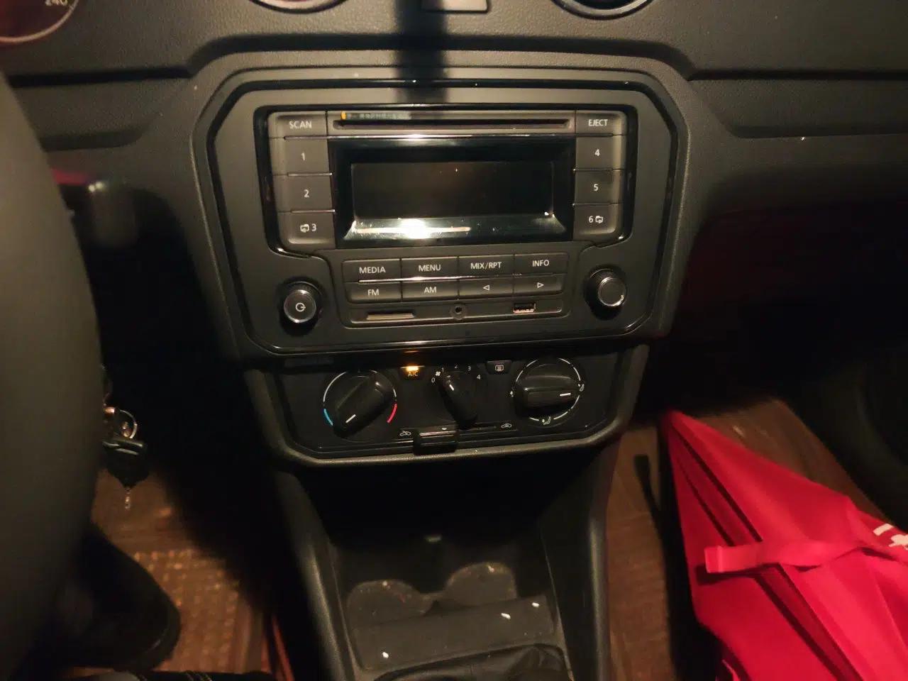 Volkswagen Jetta 2017 1.4L Manual Fashion Edition — миниатюра 13