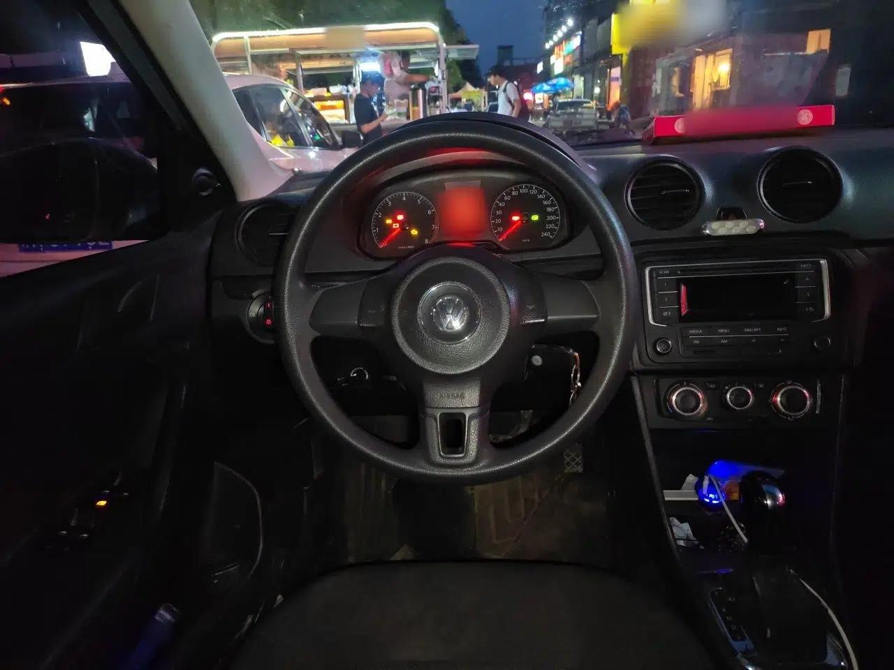Volkswagen Jetta 2013 1.6L Automatic Fashion Model — миниатюра 10