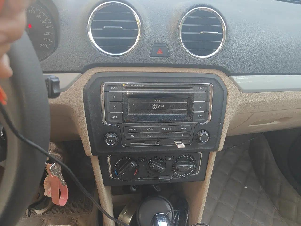 Volkswagen Jetta 2015 1.6L Automatic Comfort Model — миниатюра 13