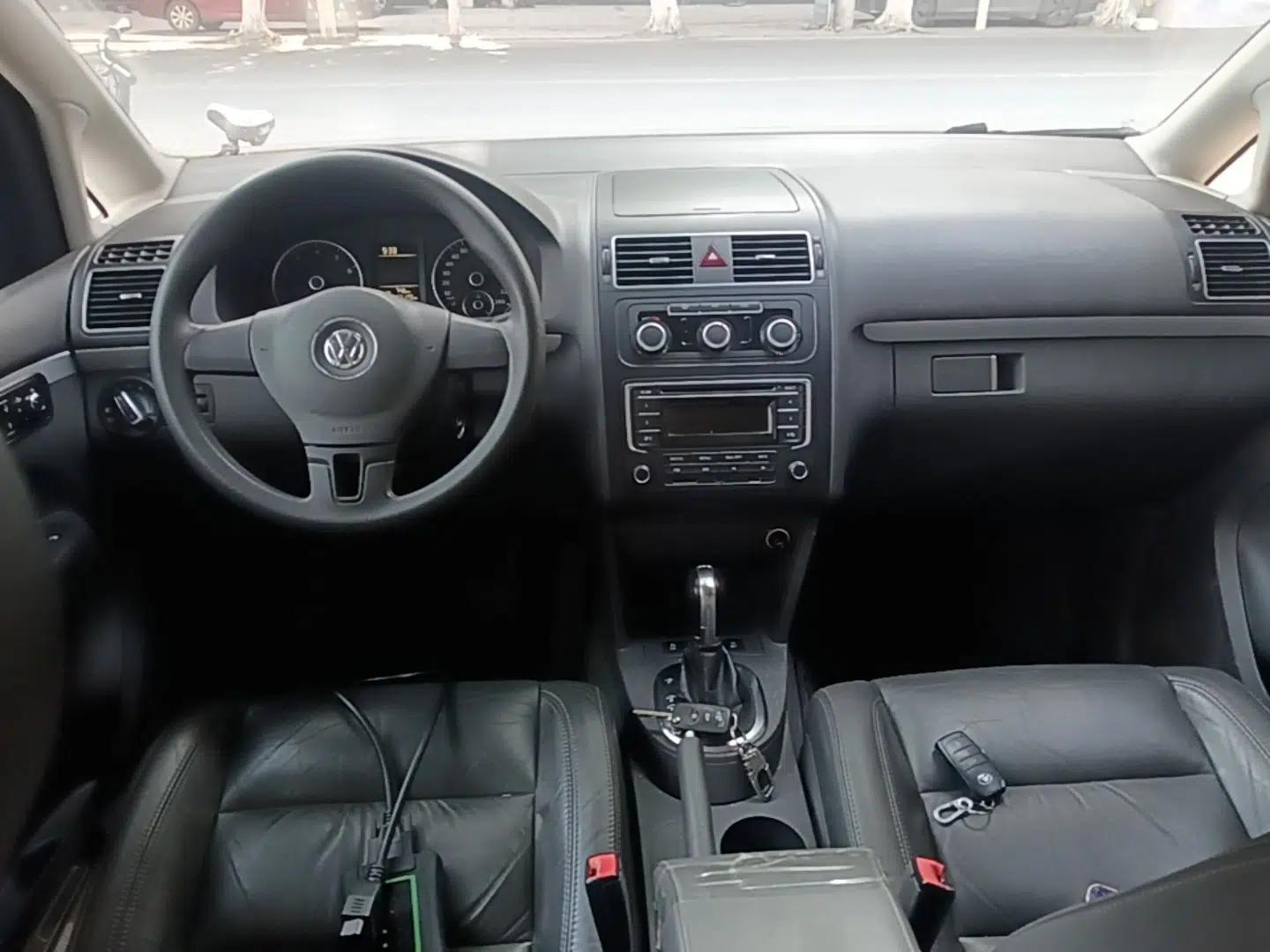 Volkswagen Touran 2015 1.4T DSG Comfort Edition 5 Seats — миниатюра 12