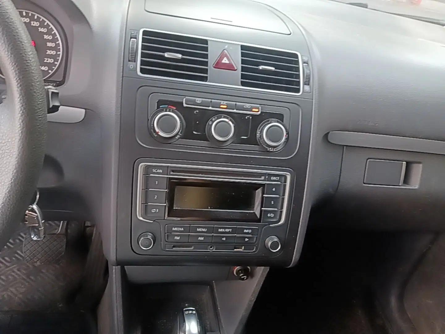 Volkswagen Touran 2015 1.4T DSG Comfort Edition 5 Seats — миниатюра 15