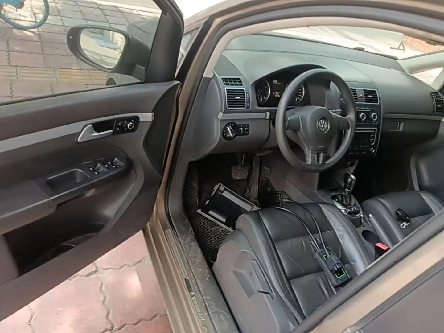 Volkswagen Touran 2015 1.4T DSG Comfort Edition 5 Seats — миниатюра 18
