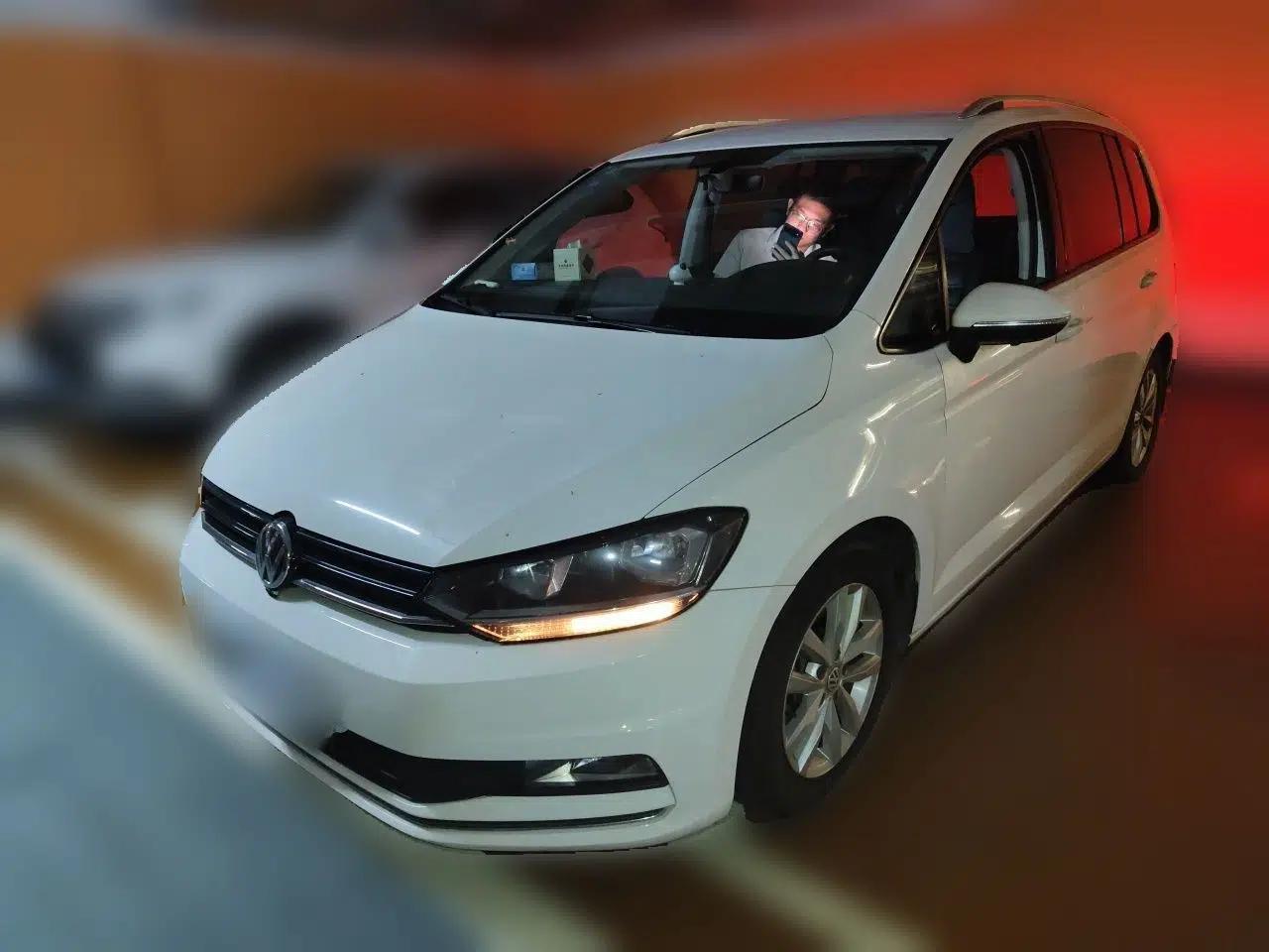 Volkswagen Touran 2016 Volkswagen Touran L 280TSI DSG Comfort Edition — миниатюра 1