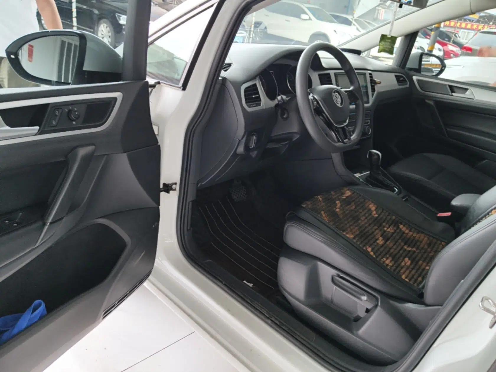 Volkswagen Golf Sportsvan 2019 200TSI Automatic C-HR Pure Version China VI Standard — миниатюра 18