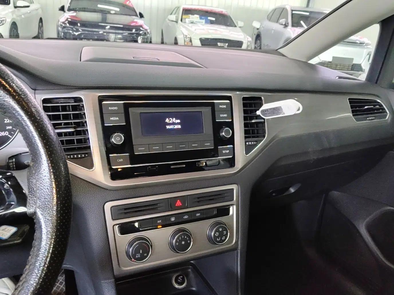Volkswagen Golf Sportsvan 2018 1.6L Automatic Comfort Model — миниатюра 15