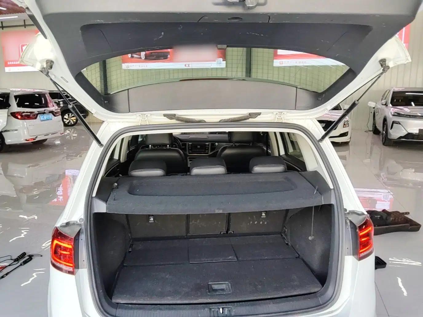 Volkswagen Golf Sportsvan 2018 1.6L Automatic Comfort Model — миниатюра 22
