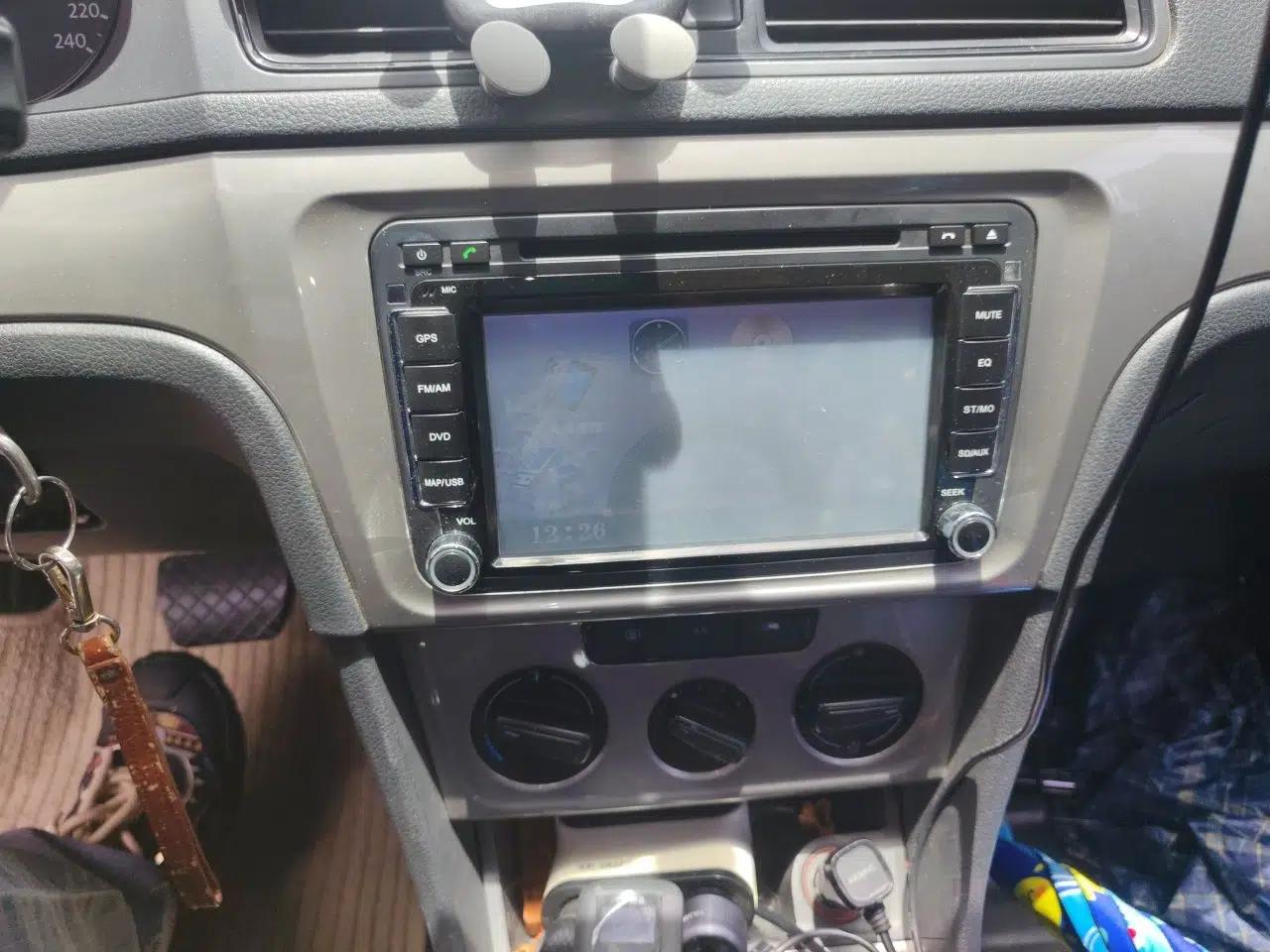 Volkswagen Gran Lavida 2013 1.6L Automatic Fashion Model — миниатюра 13