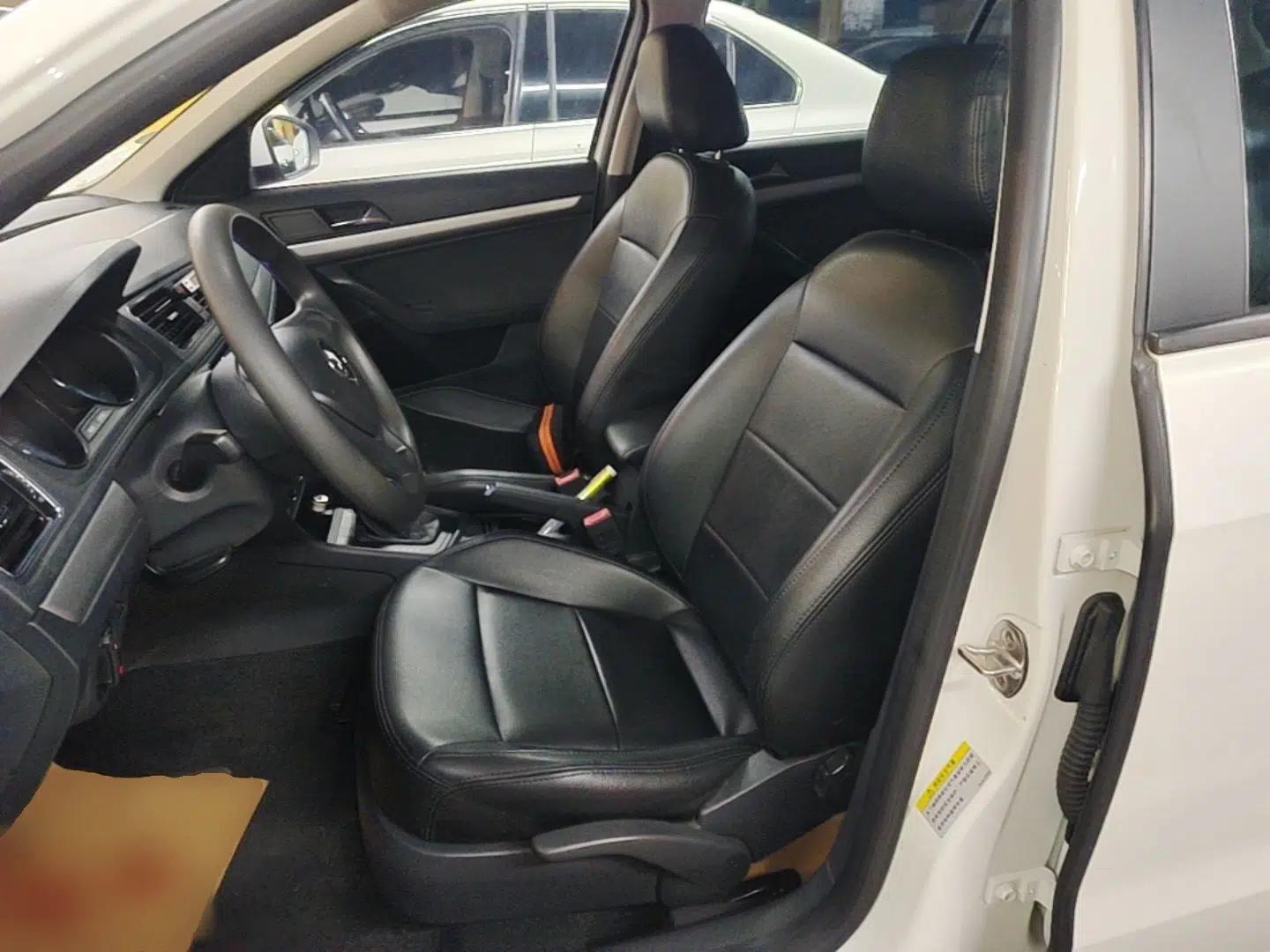 Volkswagen Gran Lavida 2015 1.6L Automatic Fashion Edition — миниатюра 22
