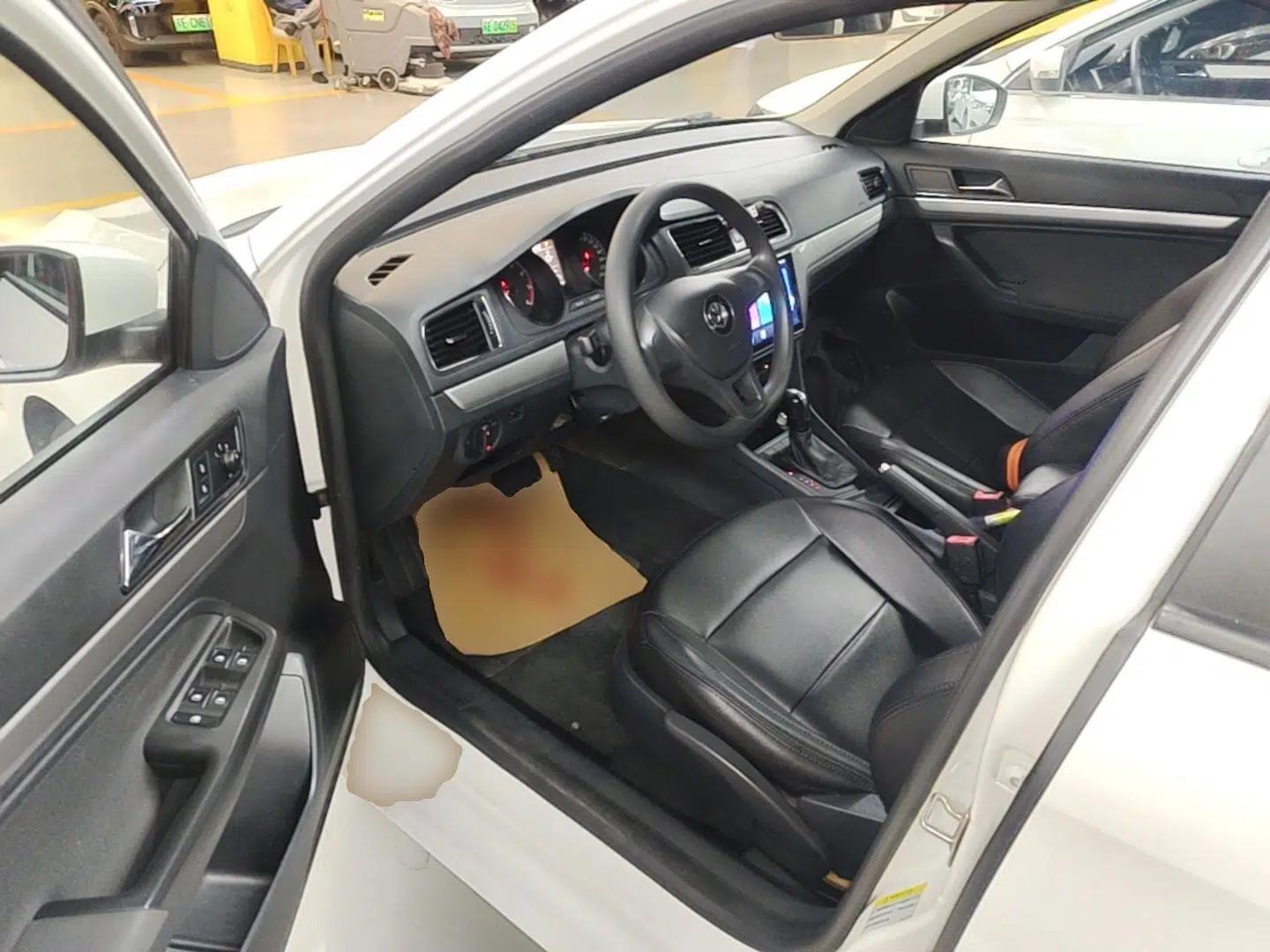 Volkswagen Gran Lavida 2015 1.6L Automatic Fashion Edition — миниатюра 23