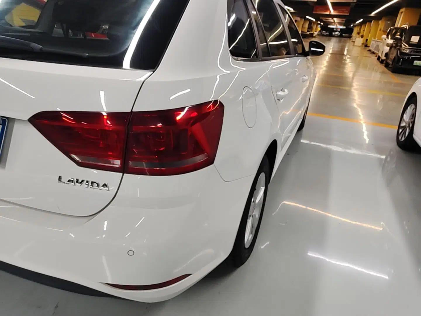 Volkswagen Gran Lavida 2015 1.6L Automatic Fashion Edition — миниатюра 9