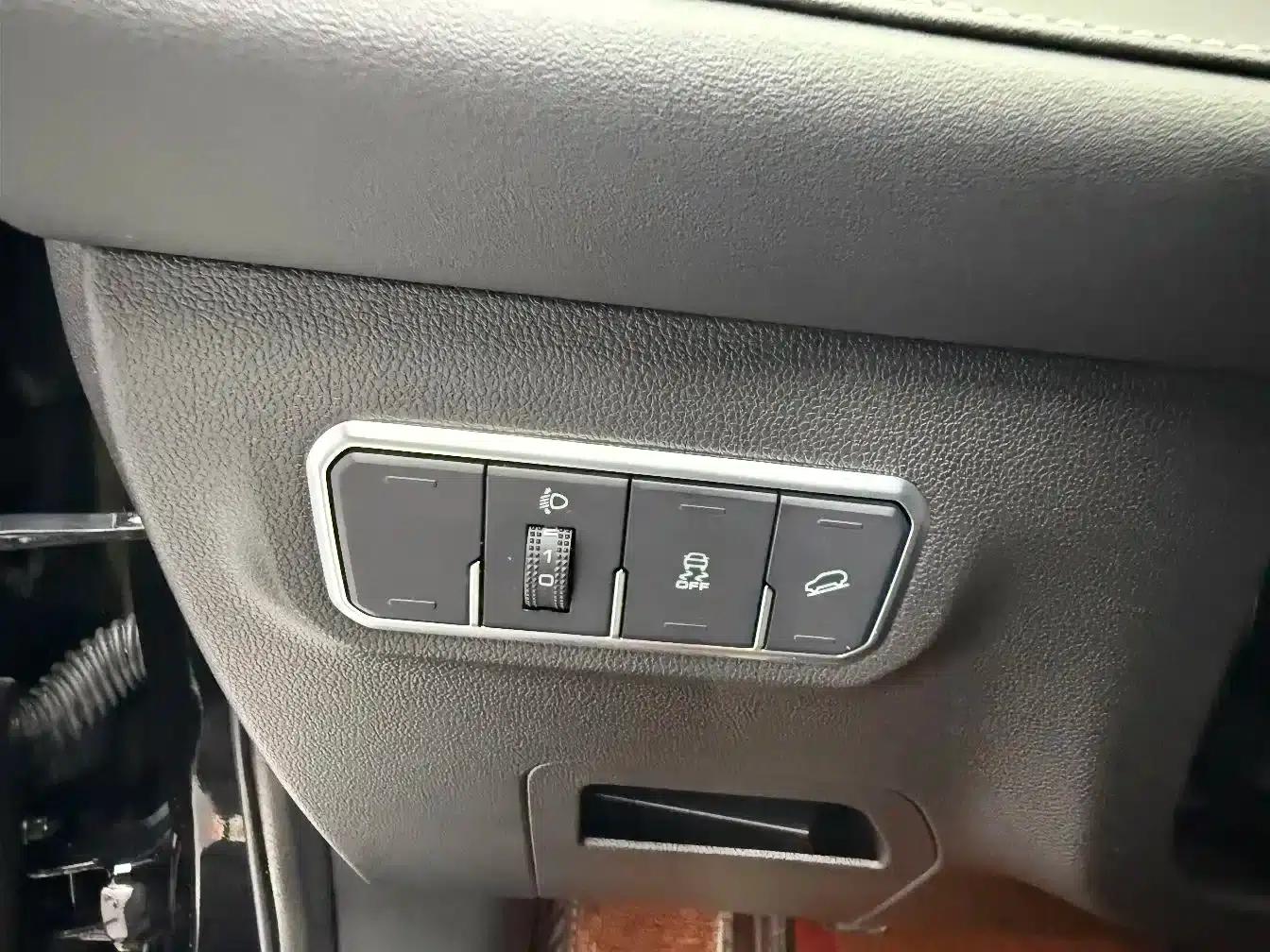 Haval M6 2023 PLUS 1.5T Manual Luxury Intelligent Connectivity Edition — миниатюра 10