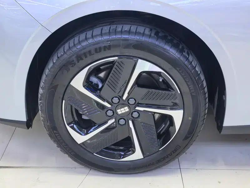 Galaxy L6 2025 1.5 EM-i DHT 140KM Explorer+ Edition — миниатюра 7