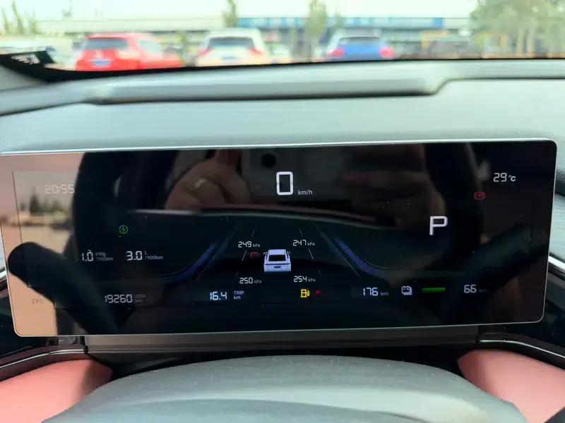 Galaxy L6 2025 1.5 EM-i DHT 140KM Long Range Edition — миниатюра 8