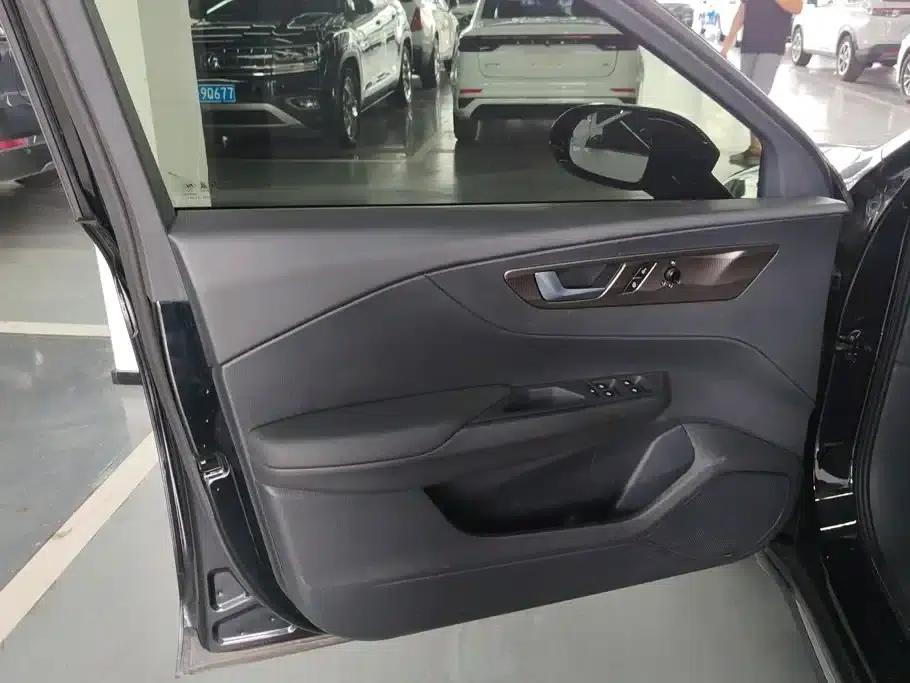 Hongqi E-QM5 2021 Charging Didi Edition — миниатюра 7