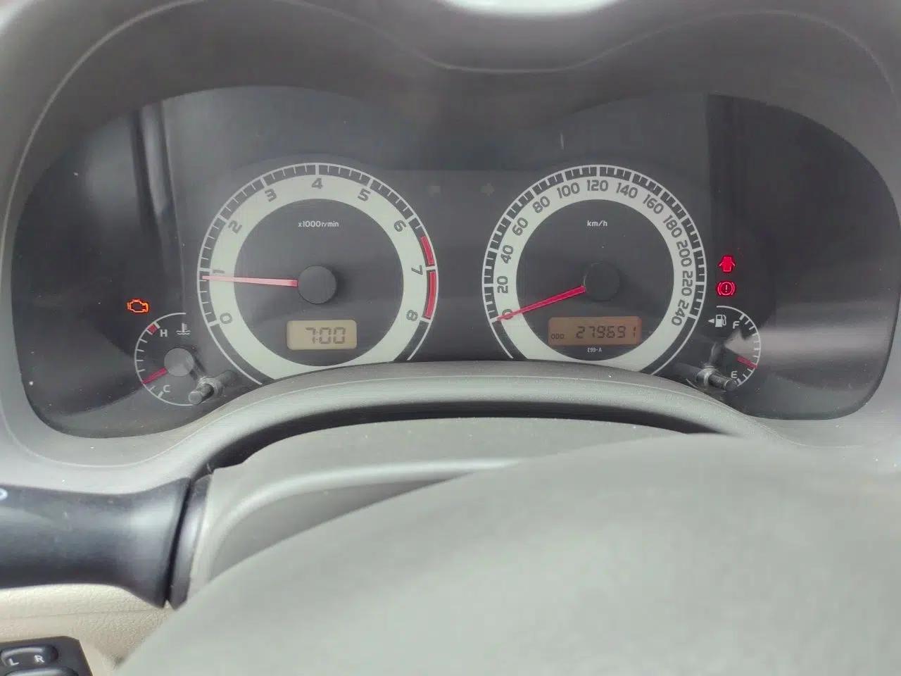 Toyota Corolla 2009 1.6L Manual GL Sunroof Special Edition — миниатюра 11