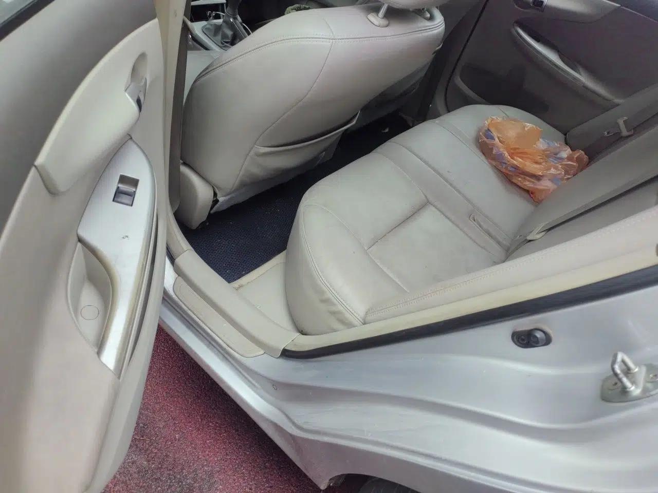 Toyota Corolla 2009 1.6L Manual GL Sunroof Special Edition — миниатюра 17
