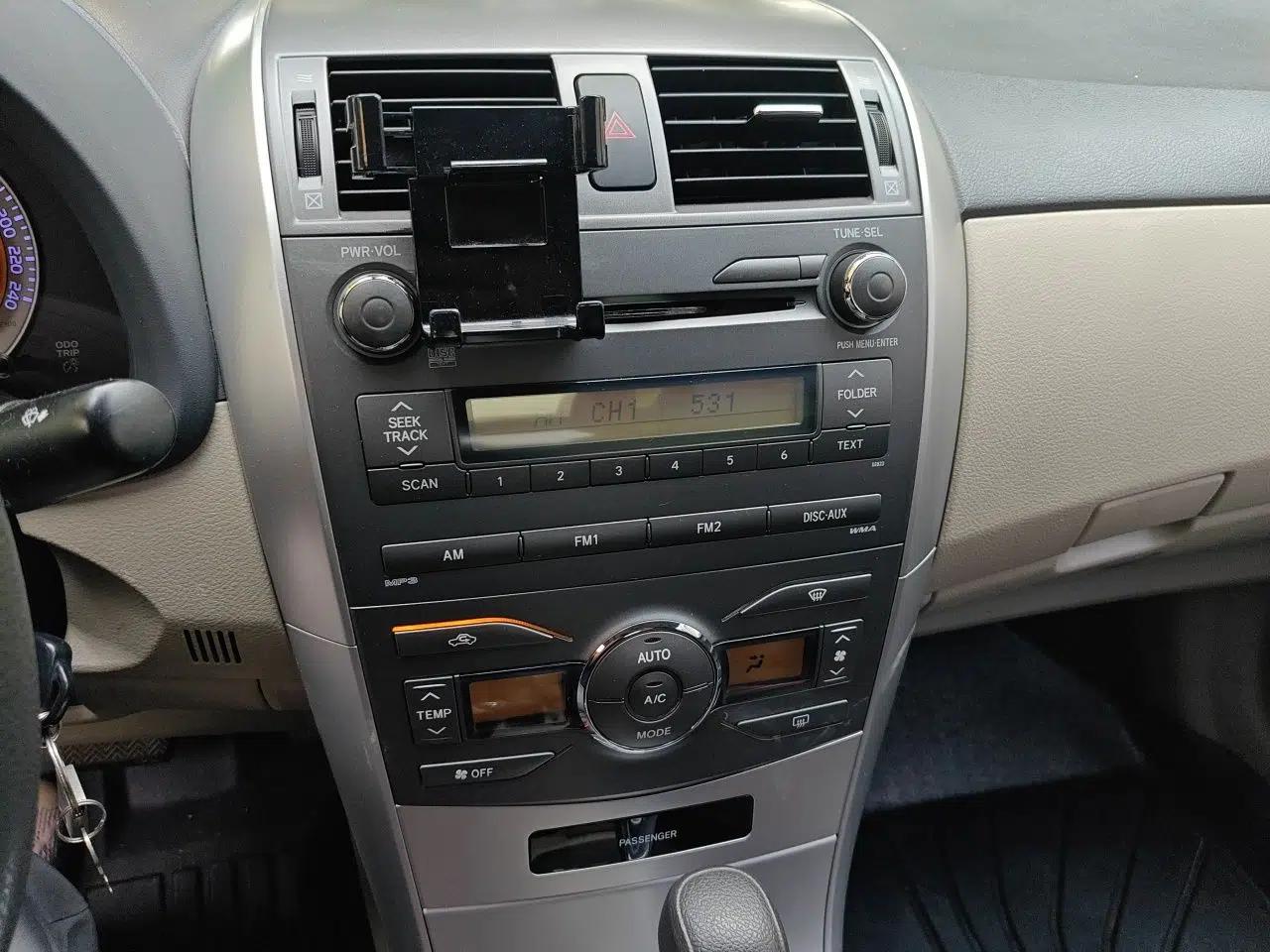 Toyota Corolla 2011 1.8L CVT GL-i Commemorative Edition — миниатюра 13