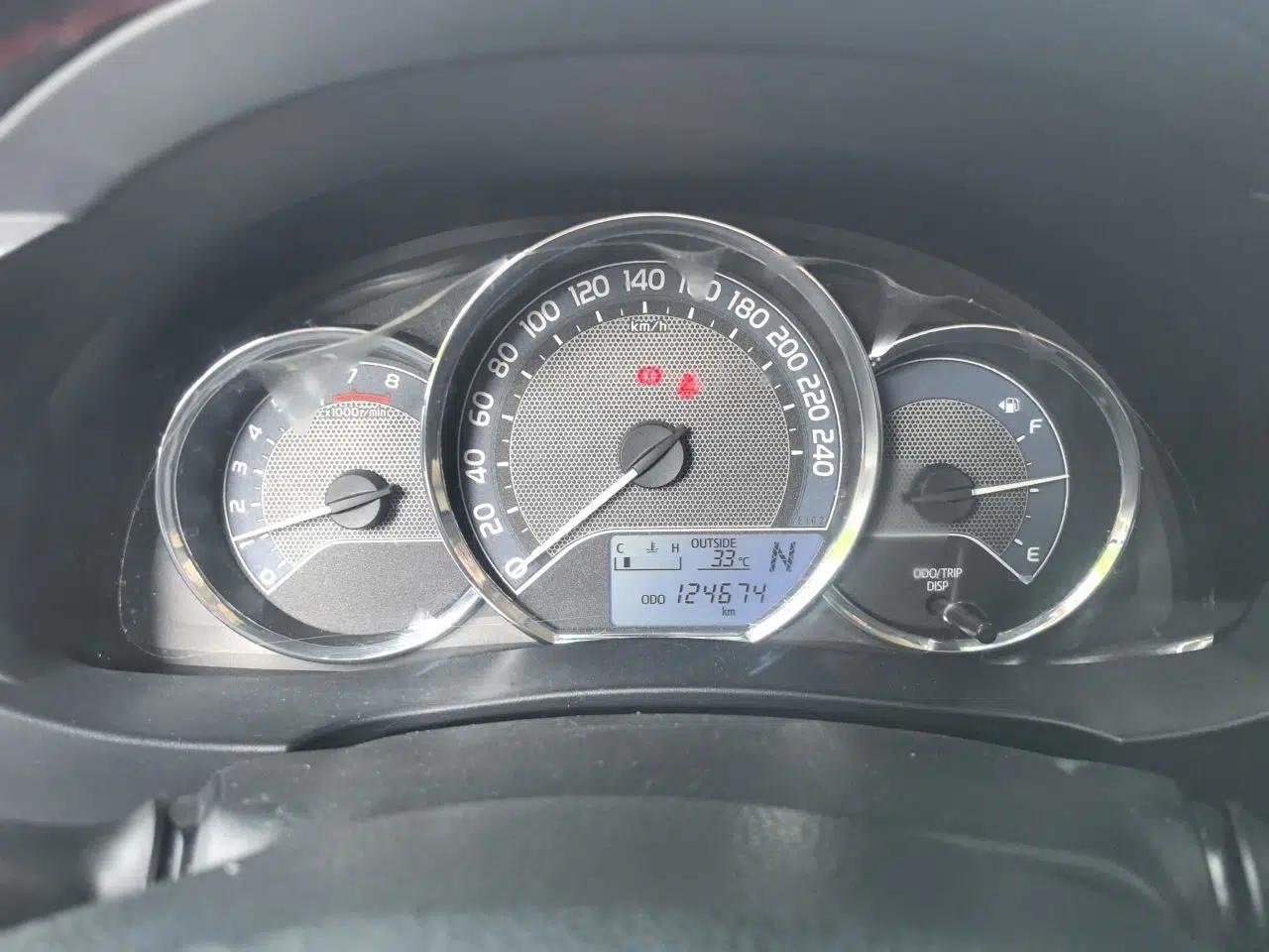 Toyota Corolla 2014 1.6L CVT GL — миниатюра 11