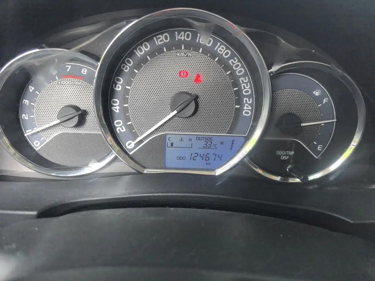 Toyota Corolla 2014 1.6L CVT GL — миниатюра 12