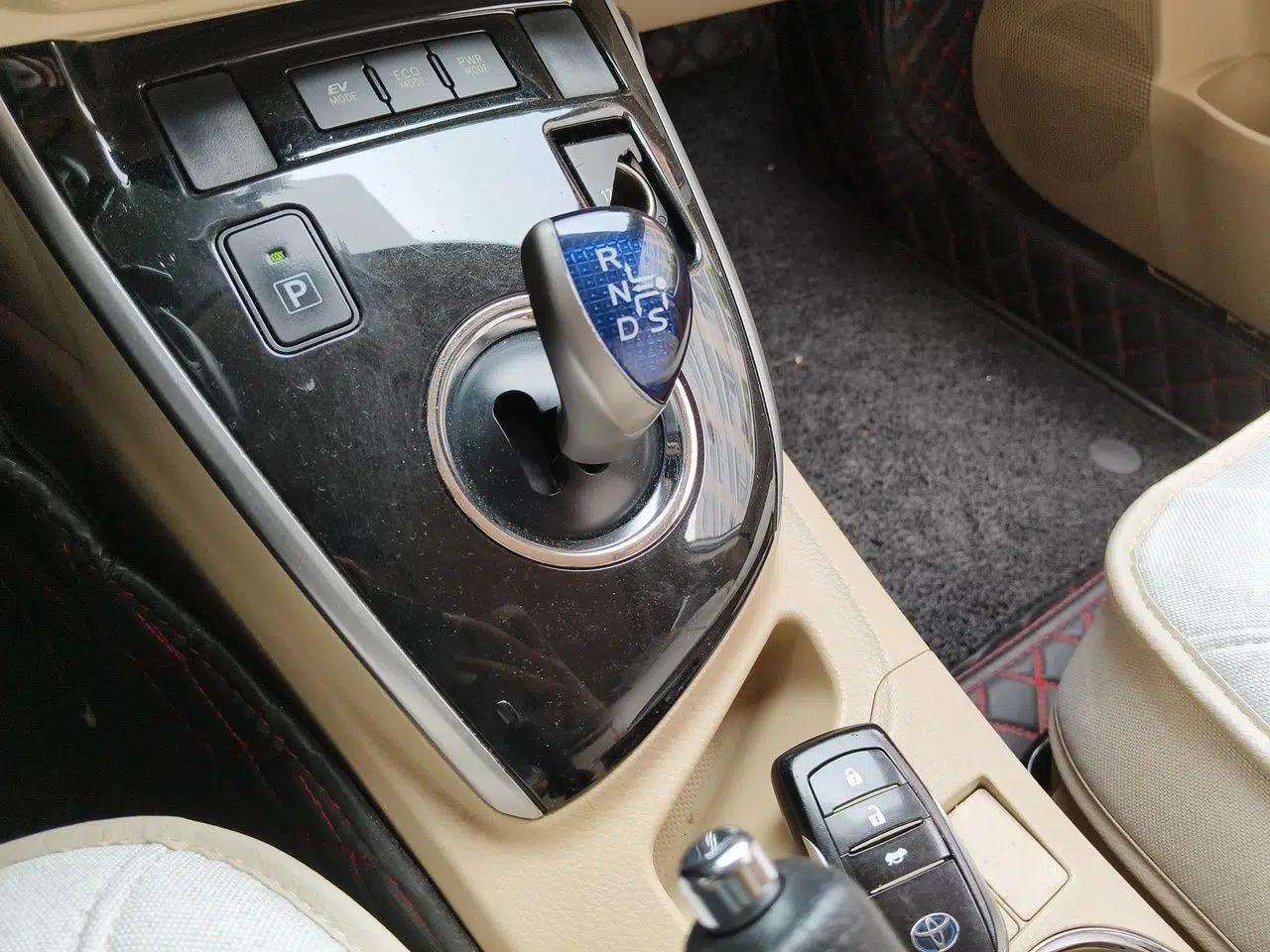 Toyota Corolla 2016 Dual-Engine 1.8L E-CVT Leading Edition — миниатюра 14