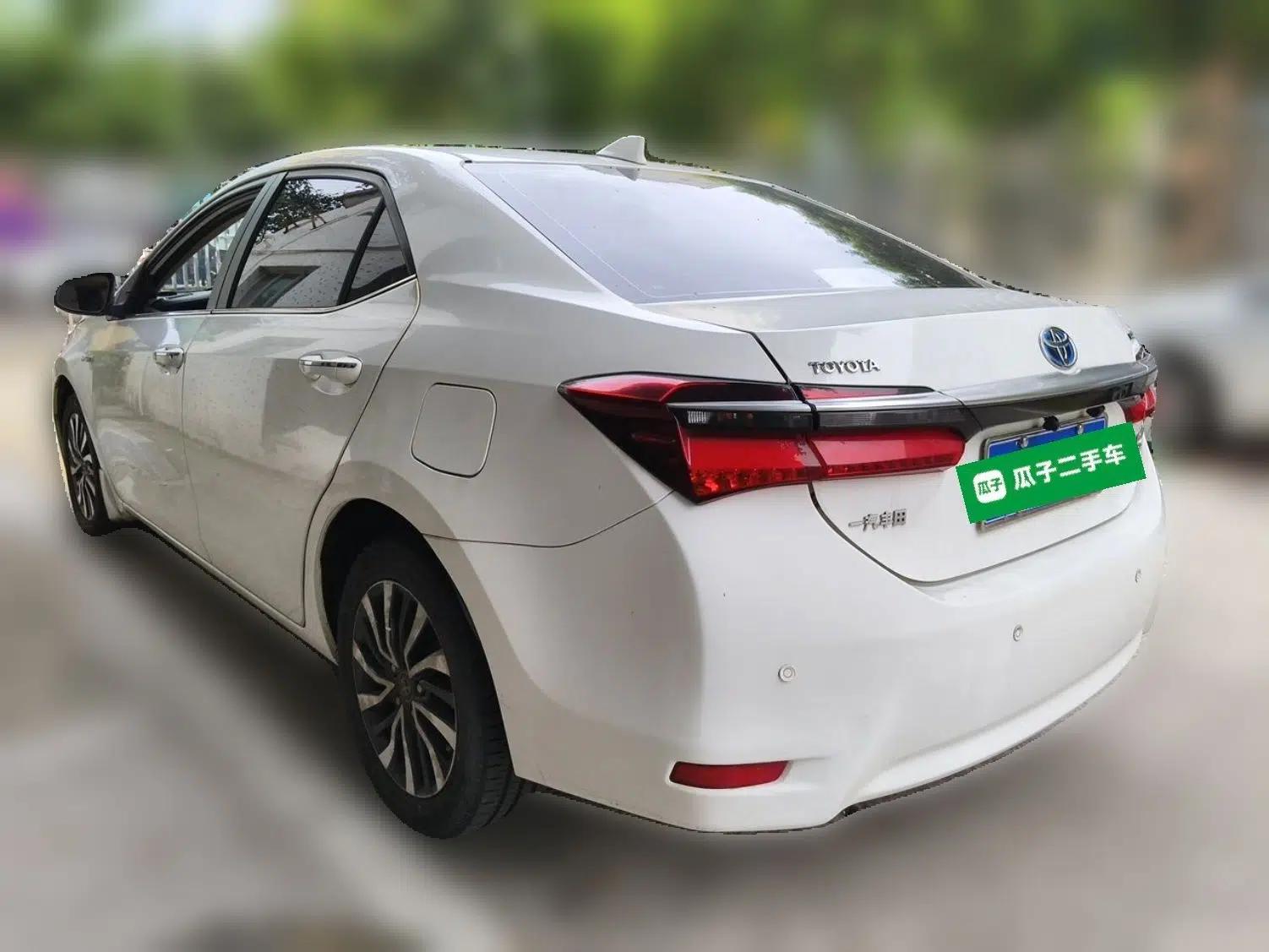 Toyota Corolla 2016 Dual-Engine 1.8L E-CVT Leading Edition — миниатюра 4