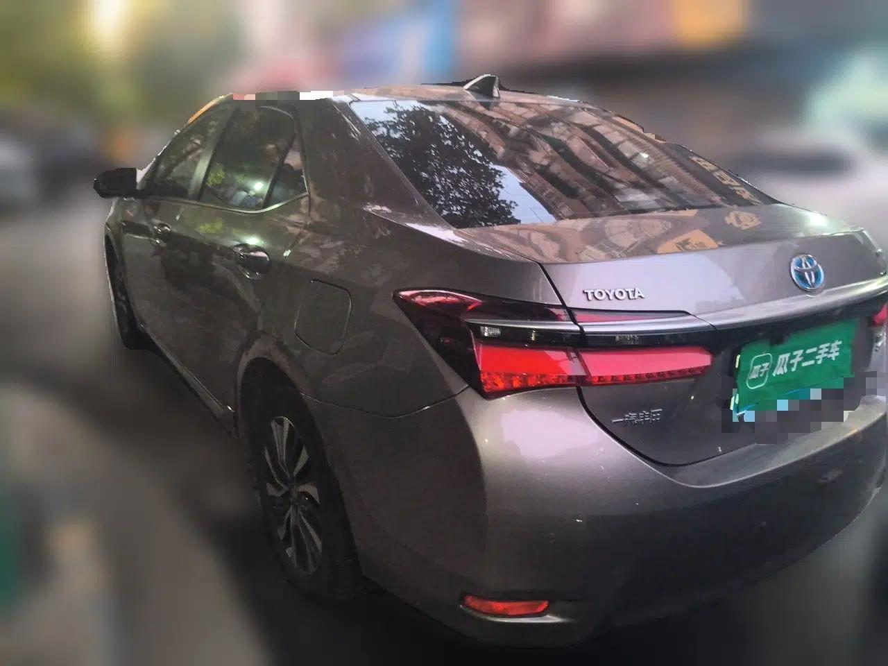 Toyota Corolla 2017 Revised Dual-Engine 1.8L E-CVT Elite Edition — миниатюра 4