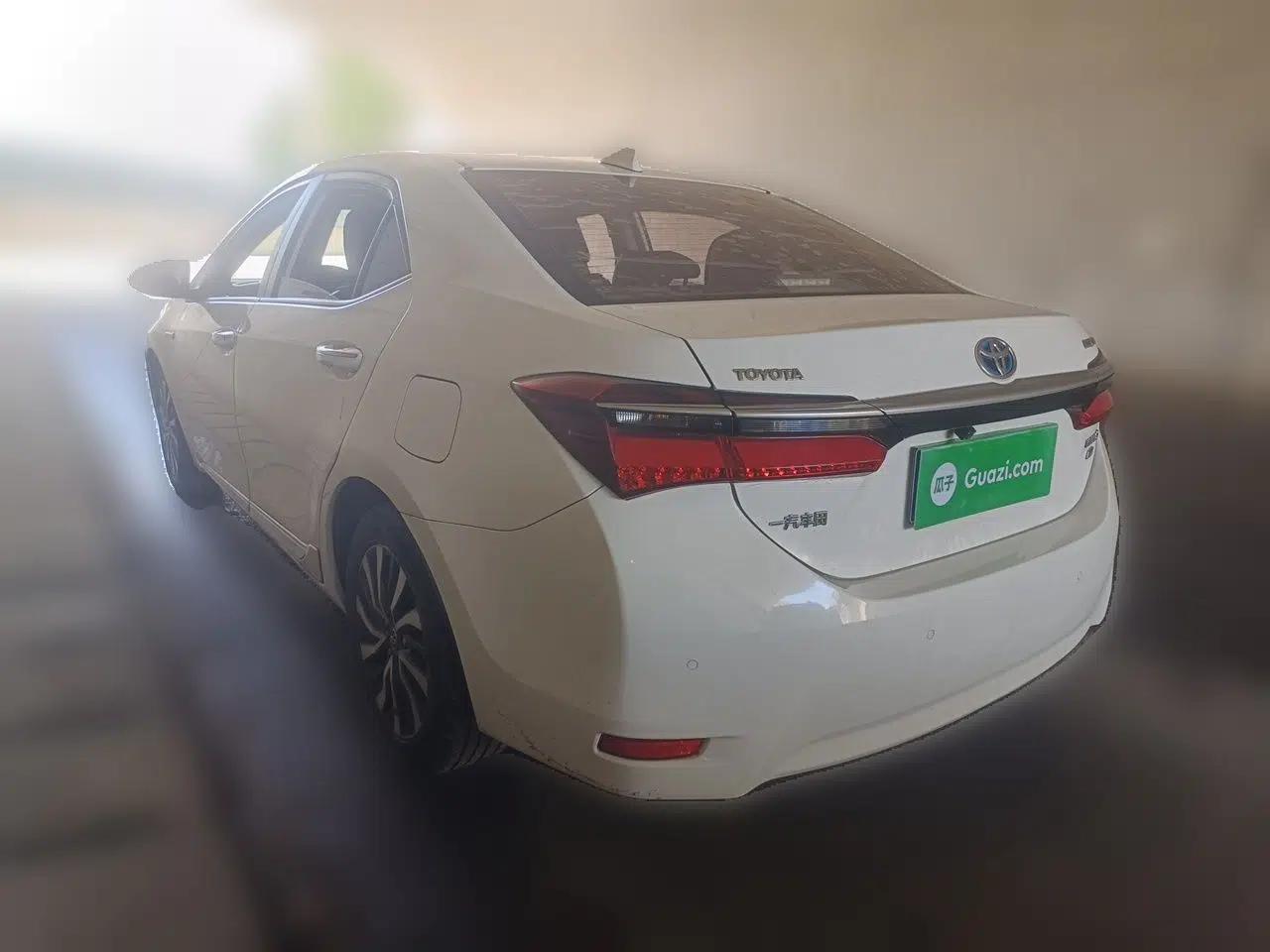 Toyota Corolla 2017 Revised Dual-Engine 1.8L E-CVT Elite Edition — миниатюра 4