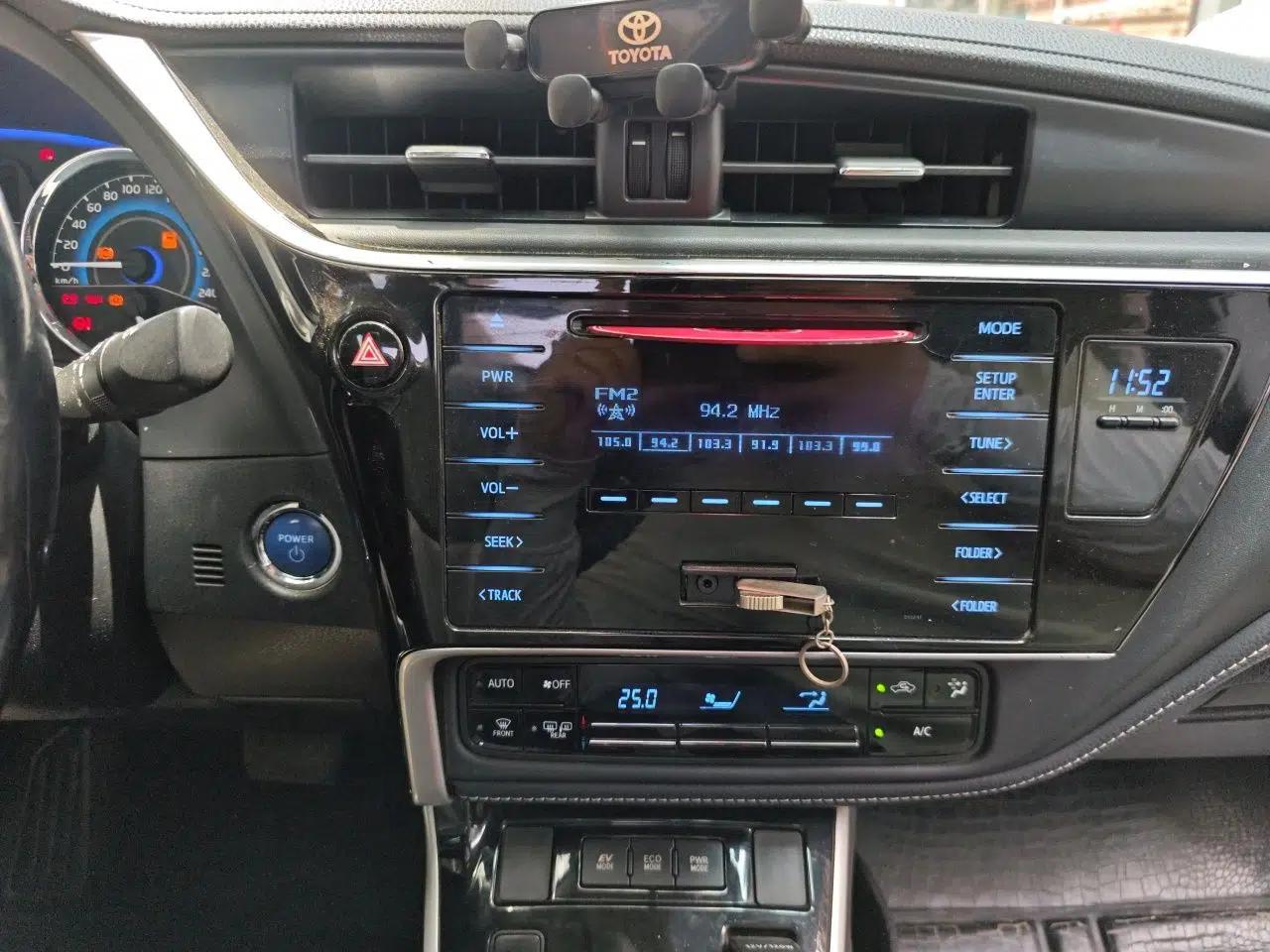 Toyota Corolla 2017 Revised Dual-Engine 1.8L E-CVT Elite Edition — миниатюра 13