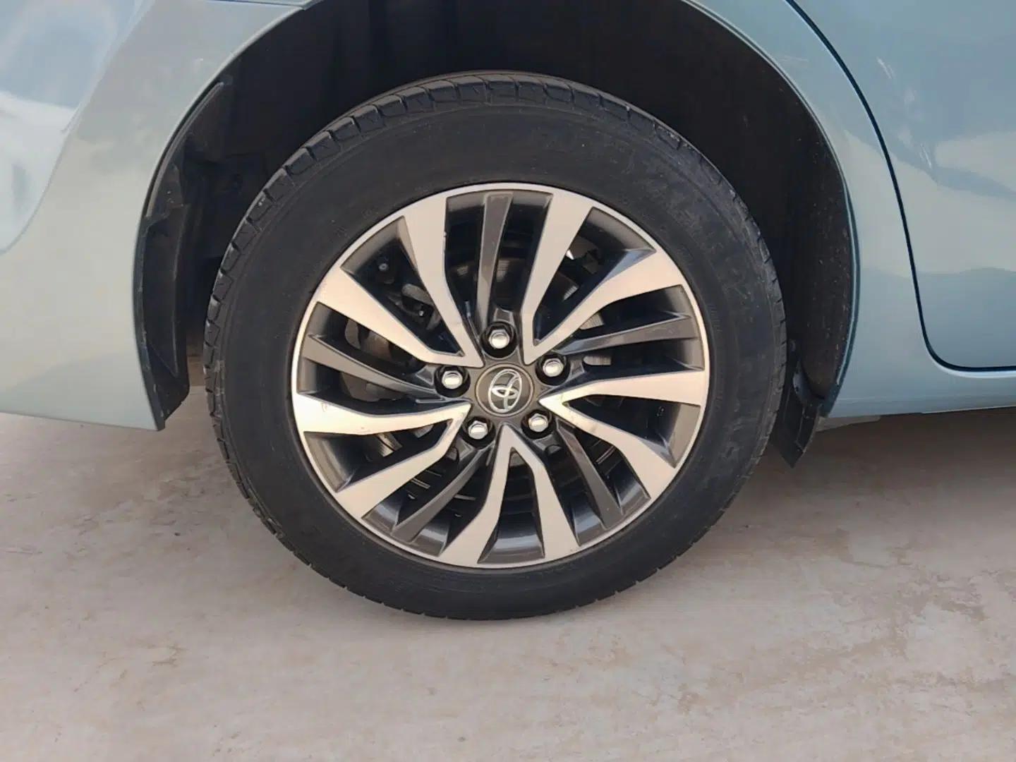Toyota Corolla 2017 Revised Dual-Engine 1.8L E-CVT Leading Edition — миниатюра 16