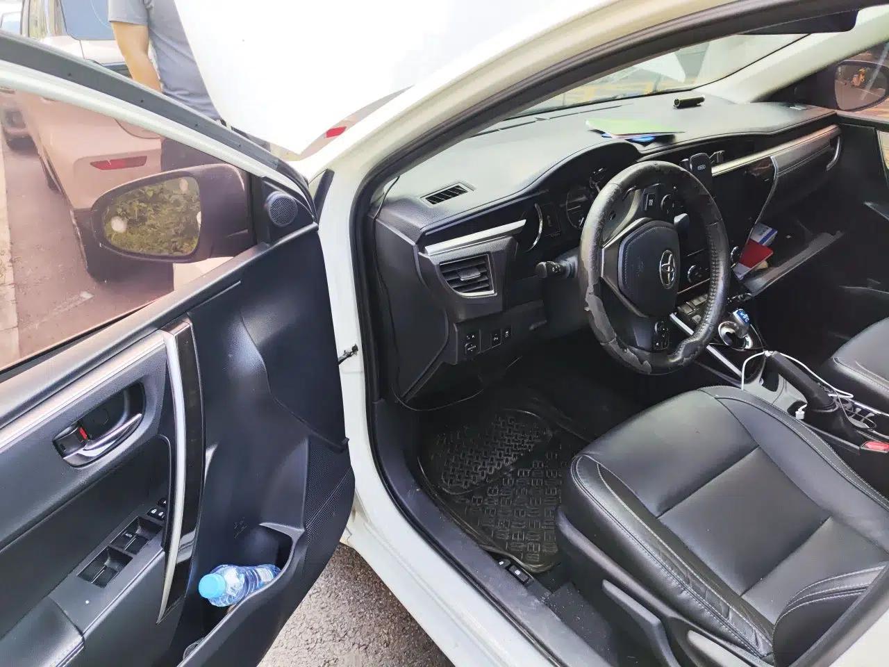 Toyota Corolla 2016 Dual-Engine 1.8L E-CVT Elite Edition — миниатюра 16
