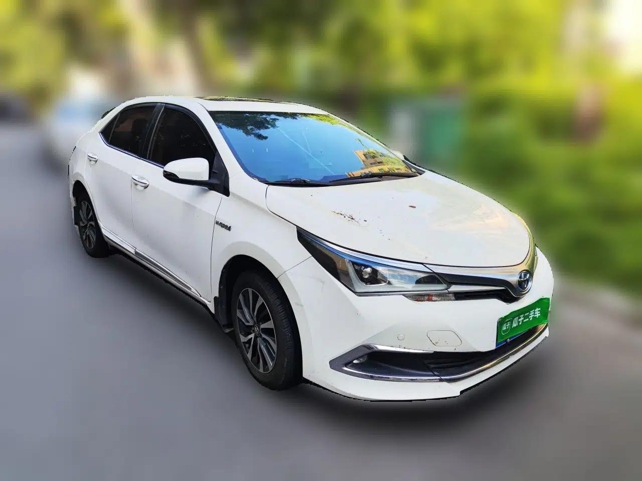 Toyota Corolla 2016 Dual-Engine 1.8L E-CVT Elite Edition — миниатюра 3
