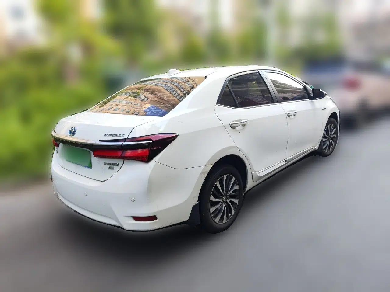 Toyota Corolla 2016 Dual-Engine 1.8L E-CVT Elite Edition — миниатюра 6