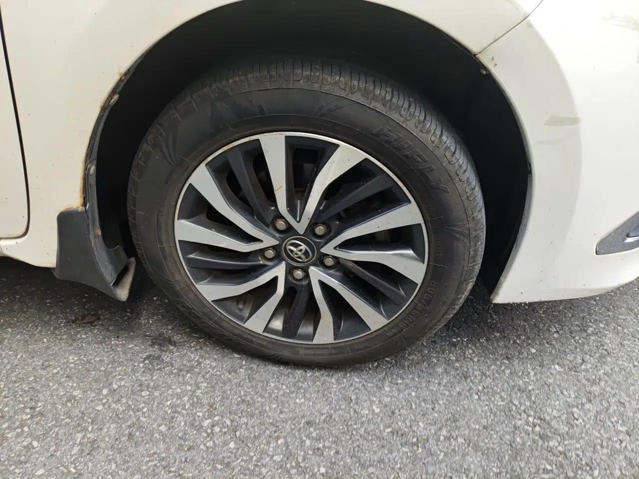 Toyota Corolla 2016 Dual-Engine 1.8L E-CVT Elite Edition — миниатюра 8