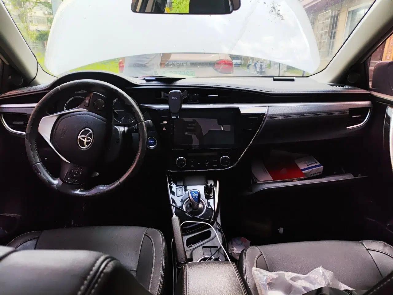 Toyota Corolla 2016 Dual-Engine 1.8L E-CVT Elite Edition — миниатюра 9