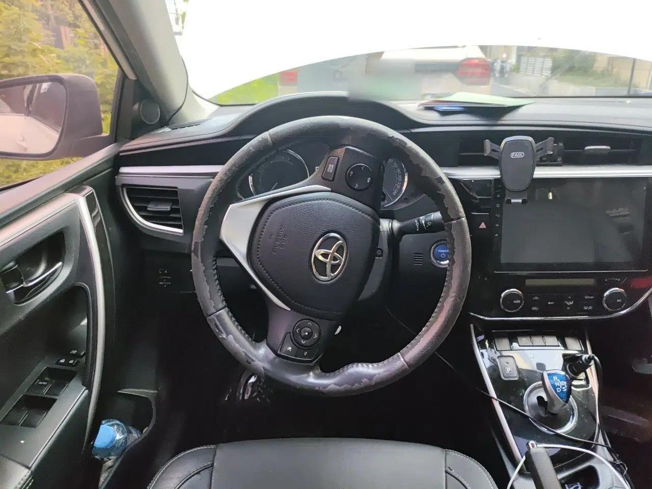 Toyota Corolla 2016 Dual-Engine 1.8L E-CVT Elite Edition — миниатюра 10