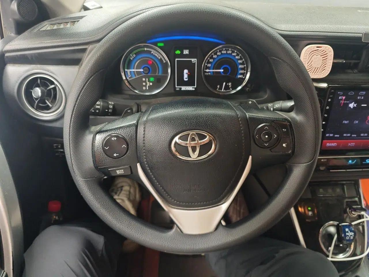 Toyota Corolla 2017 Revised Dual-Engine 1.8L E-CVT Leading Edition — миниатюра 10